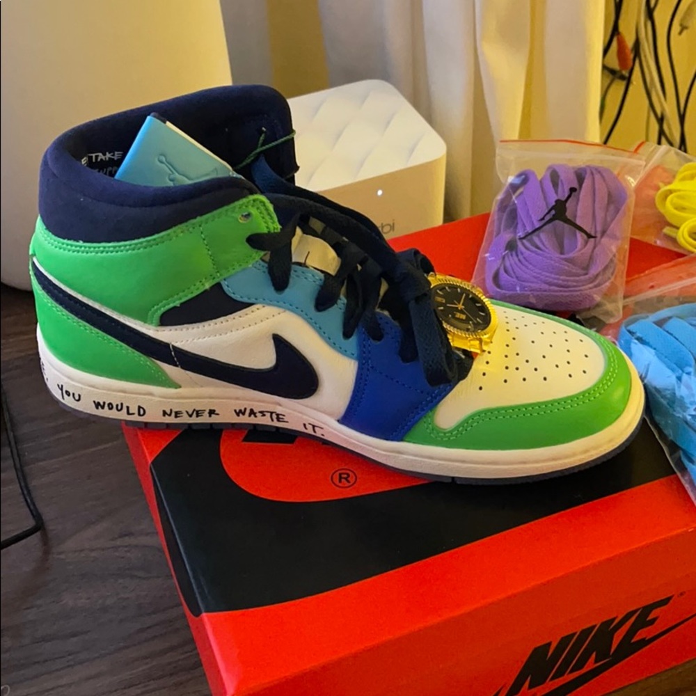 WMNS Air Jordan 1 Mid Fearless (Size 6w) - Picture 10 of 16